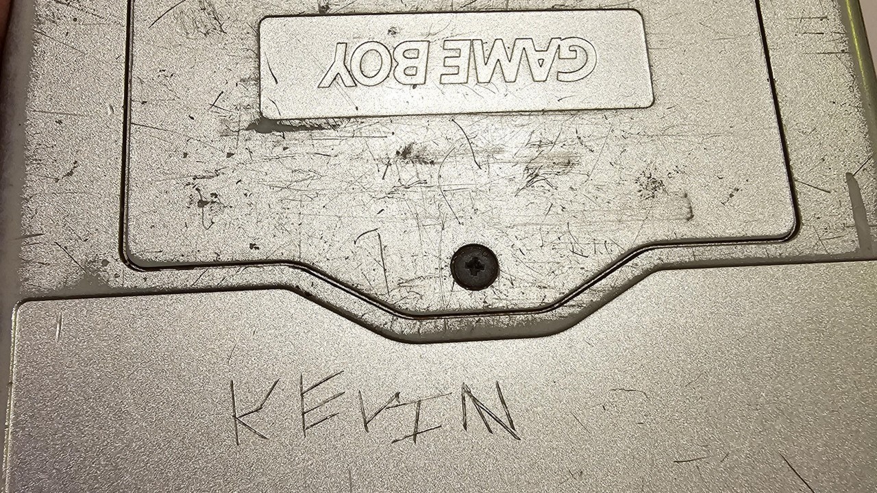 Gracz kupił Game Boy Advance dla swojej narzeczonej, a potem zobaczył, że jest na nim wyryte imię „Kevin”, źródło grafiki: U/Arithmatic412; r/Gameboy; Reddit.