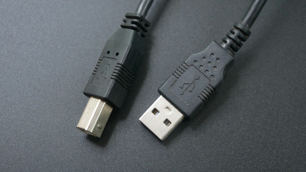 Czemu nadal korzystamy ze starego standardu USB, skoro są nowsze? Odpowiedź społeczności może zaskoczyć, źródło grafiki: Vishnu Mohanan, Unsplash.