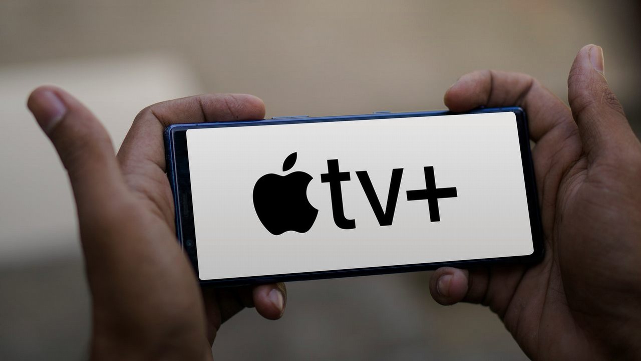Apple TV Plus wydało 20 miliardów dolarów na oryginalne produkcje, ale „ma mniej odsłon w miesiąc niż Netflix w jeden dzień”. Firma wdroży nową strategię?, źródło grafiki: Unsplash.com / Md Mamun Miah / 2024.
