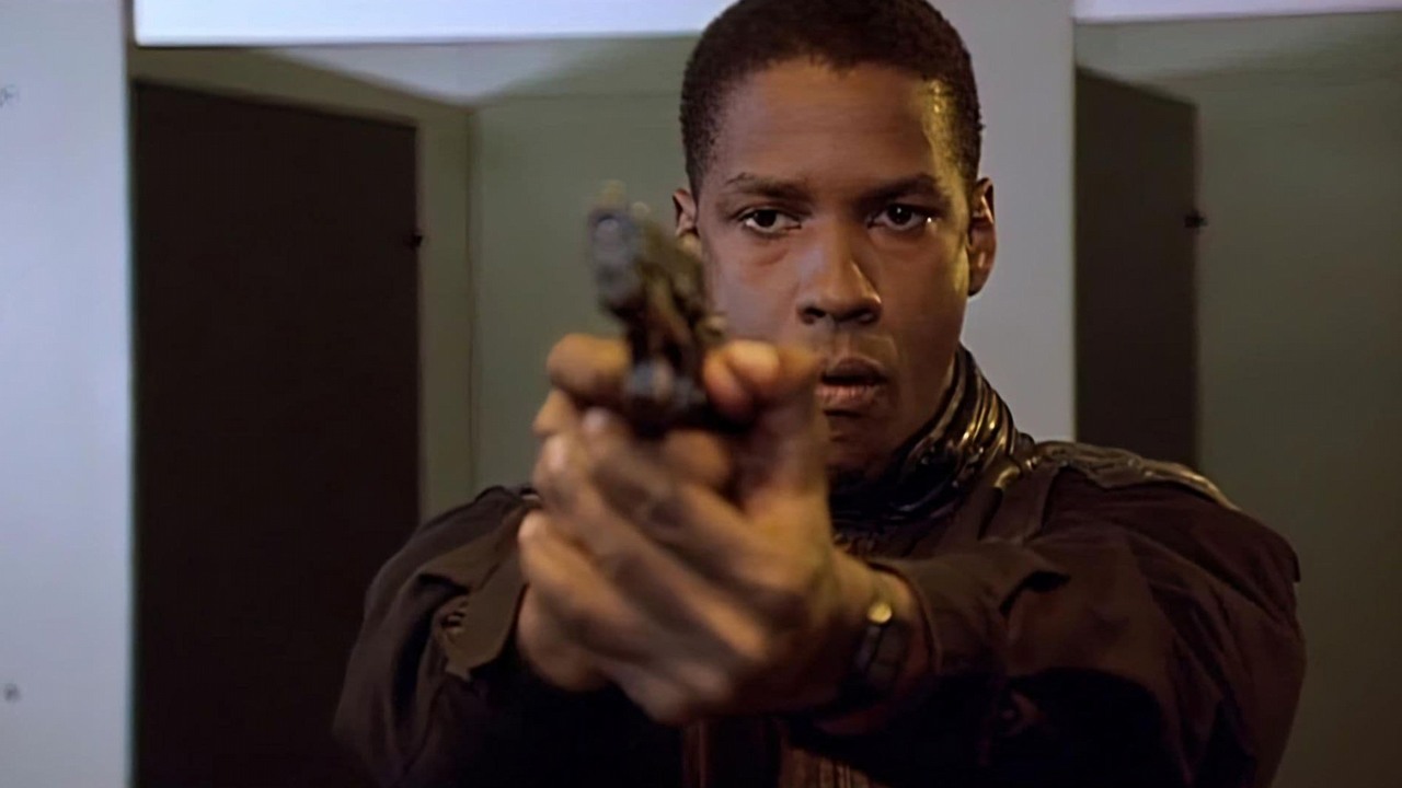 „Dało mi to nauczkę”. Denzel Washington już nigdy nie powtórzy tej jednej rzeczy, którą zrobił na planie filmu z lat 80, źródło grafiki: For Queen and Country, Martin Stellman, Atlantic Entertainment Group, 1988.