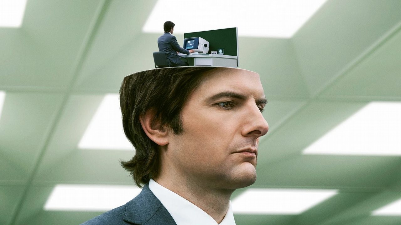 Po 3 latach jeden z najlepszych seriali sci-fi Apple TV szykuje się do powrotu. Bezkonkurencyjne Rozdzielenie z 97% na Rotten Tomatoes ma przyszłość na platformie, źródło grafiki: Rozdzielenie, Dan Erickson, Apple Studios, 2022.