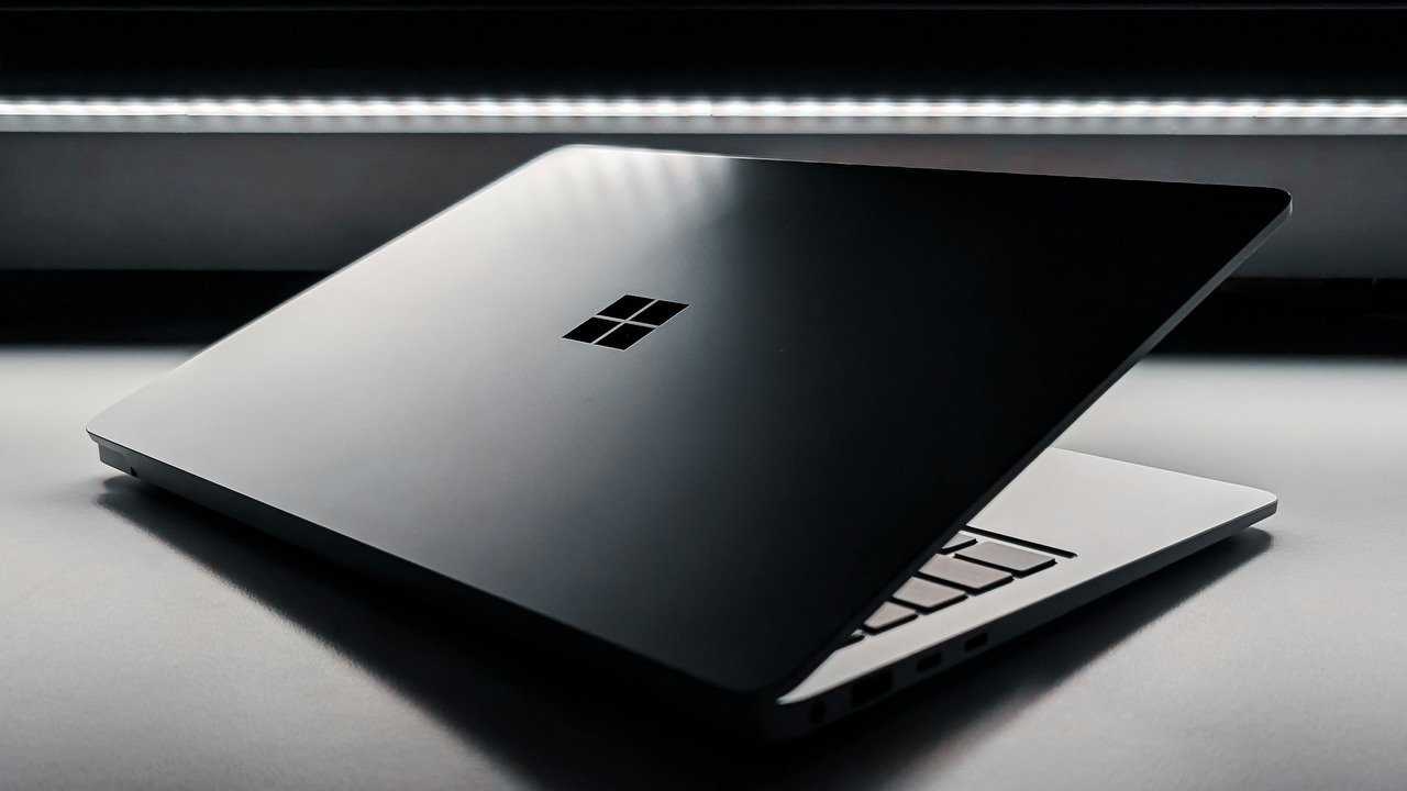 Chcą zmiażdżyć konkurencję ceną; nowe laptopy z procesorami Snapdragon będą tanie i ze wsparciem dla AI, źródło grafiki: Unsplash | Triyansh Gill.