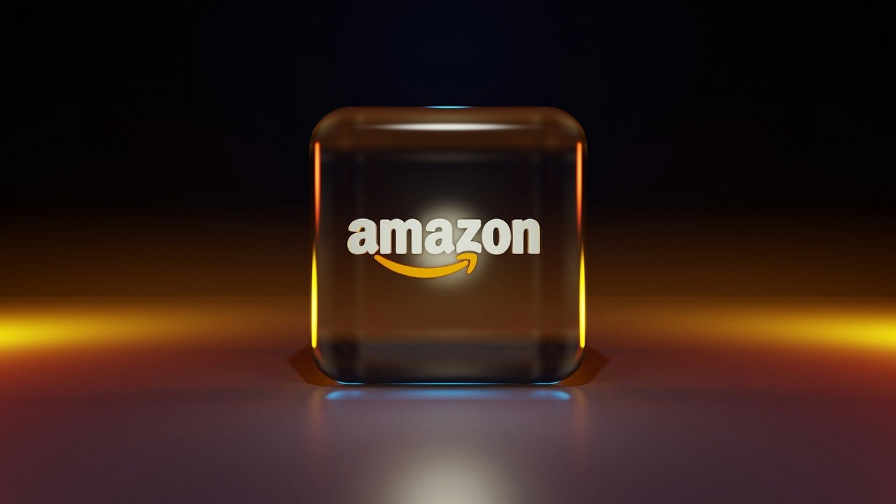 Gracz kupuje monitor OLED i dostaje przypadkowo drugi. Gdy chce go zwrócić, Amazon daje mu go w prezencie, źródło grafiki: Unsplash | BoliviaInteligente.