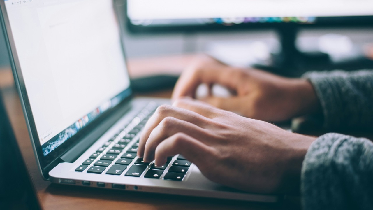 Ta zagrywka Microsoftu Was wkurzy; firma utrudni wyłączenie wysyłania danych na ich serwery, źródło grafiki: Glenn Carstens Peters | Unsplash.