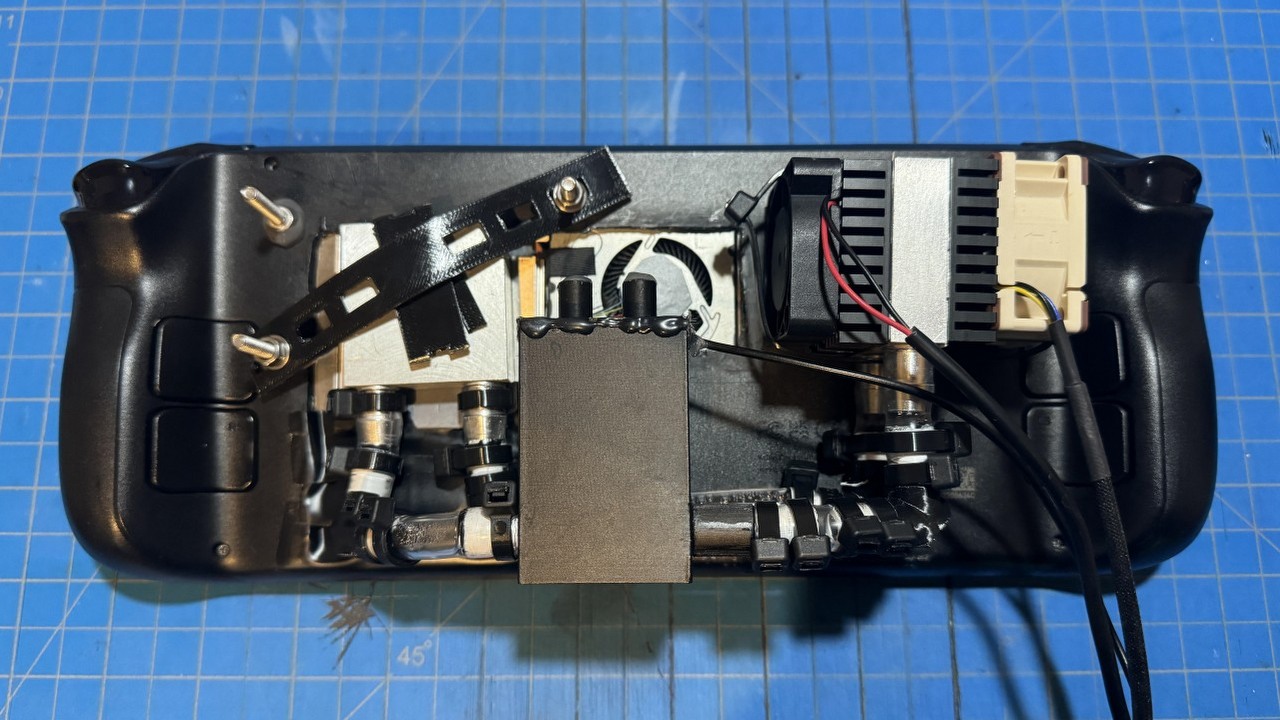 Steam Deck z chłodzeniem wodnym jak dzieło Frankensteina. Youtuber uznał, że nie było warto, źródło grafiki: U/Diy_Papi; r/SteamDeck; Reddit.