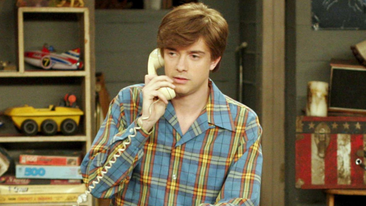 „Nie były tak świetne”. Topher Grace zwrócił uwagę na poważny problem początków Różowych lat 70., za który obwinia główną obsadę, źródło grafiki: That '70s Show; Mark Brazill, Bonnie i Terry Turner; Fox; 1998.