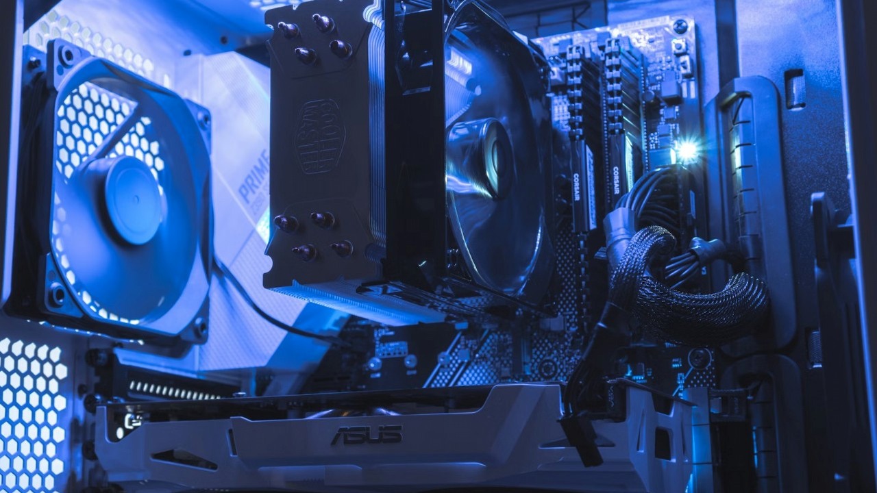 Gracz oskarżył firmę składającą PC o okropne praktyki biznesowe. Sprzedawca chce od niego dodatkowej opłaty za przesyłkę, której nie wysłał, źródło grafiki: Anthony Roberts; Unsplash.com; 2022.