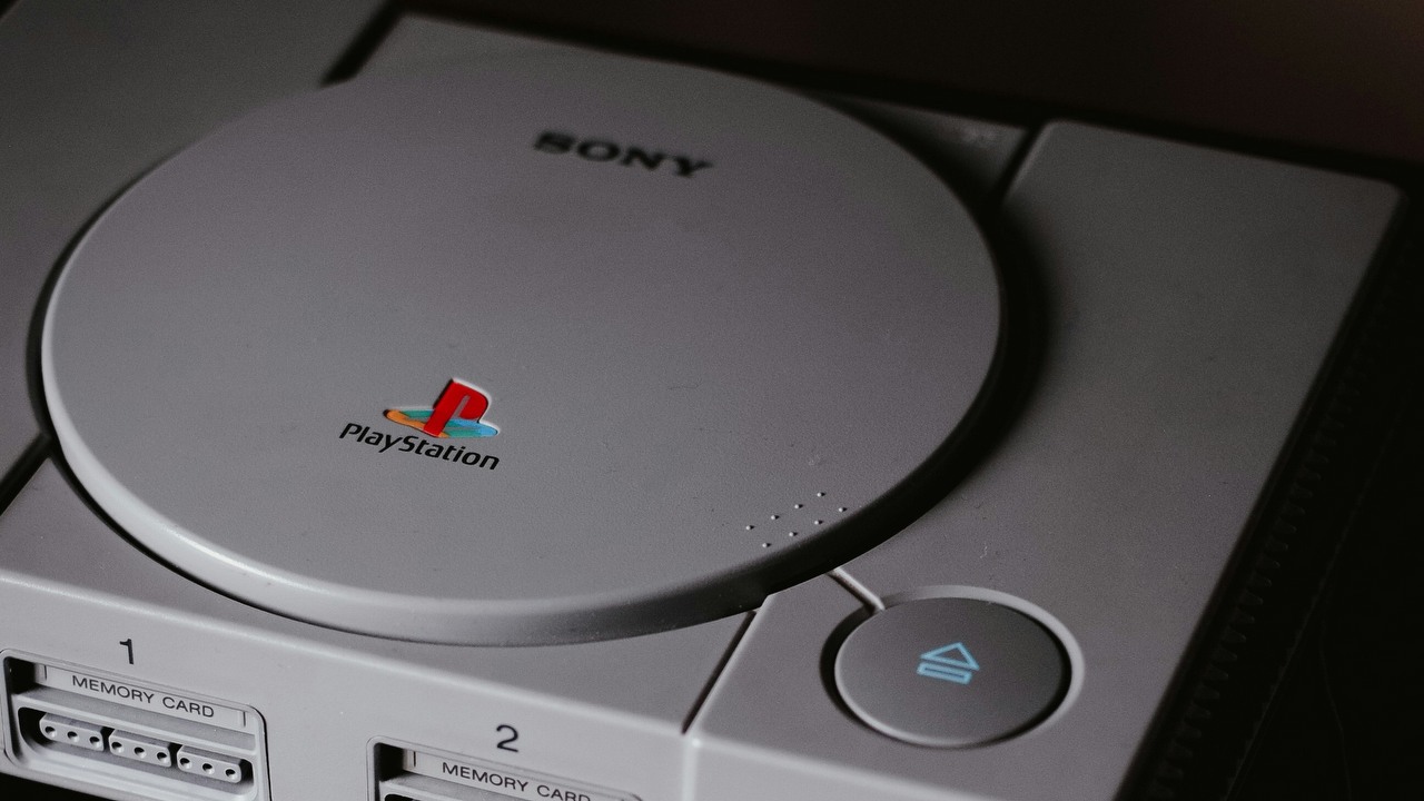 Dyski PS1 były wtedy czarne jak smoła i był ku temu banalny powód, źródło grafiki: Unsplash | Nik.