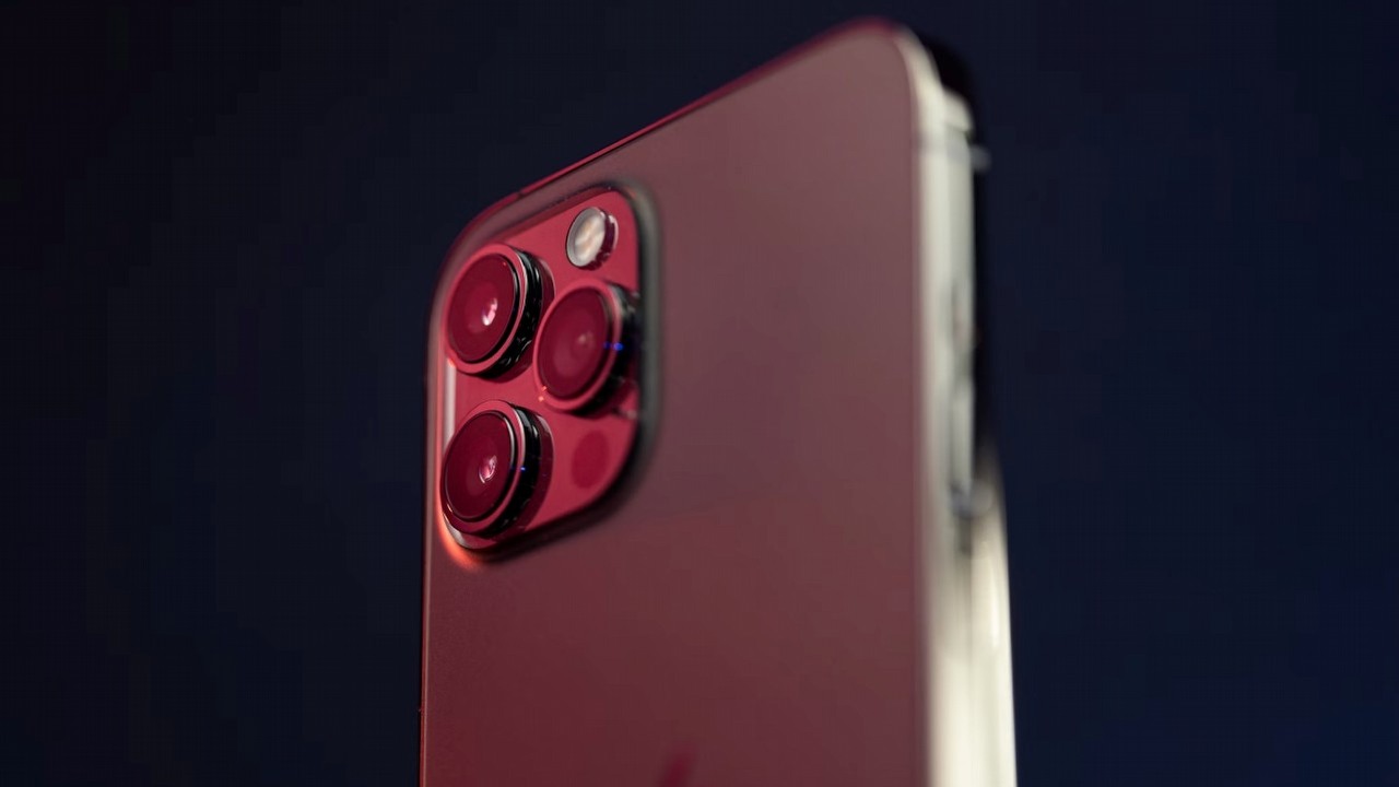 „To po prostu niemożliwe” - insider uważa, że iPhone 17 Pro nie może porzucić tytanowej obudowy, źródło grafiki: TheRegisti; Unsplash.com; 2020.