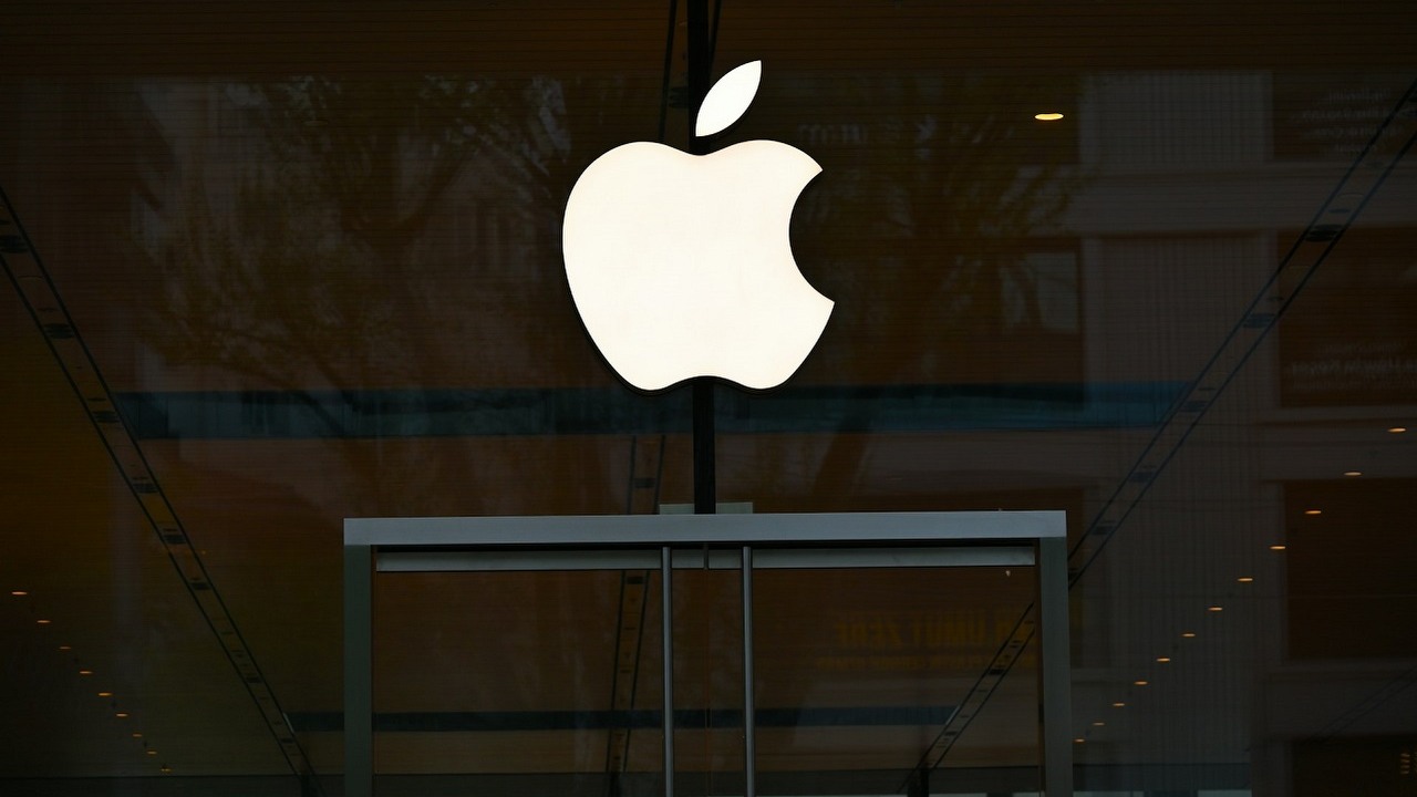 Wszyscy czekamy na składanego iPhone'a - twierdzą analitycy, źródło grafiki: Unsplash | Amin Zabardast.