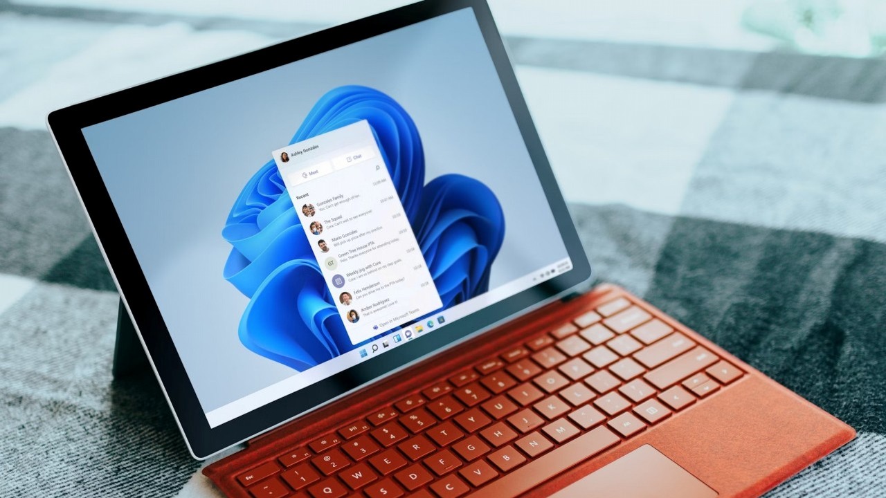 Microsoft przekazał, że Windows 11 zawsze będzie wymagał TPM 2.0. Nie zmieni tego zakończenie wsparcia dla Windowsa 10, źródło grafiki: Surface; Unsplash.com; 2021.