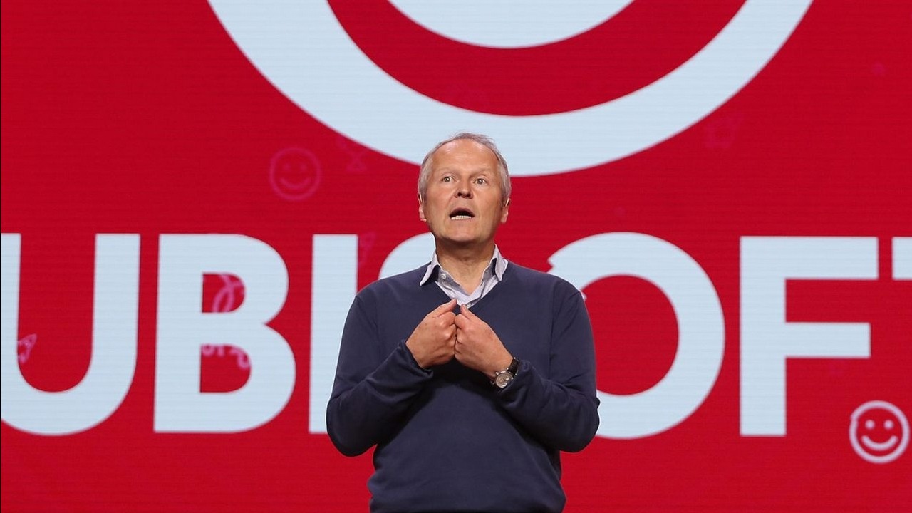 Wykup pogrążonego w kryzysie Ubisoftu przez chiński Tencent wraca na języki. Założyciele francuskiej firmy walczą ponoć o zachowanie kontroli, źródło grafiki: Ubisoft / Yves Guillemot/ Christian Petersen - Getty Images..