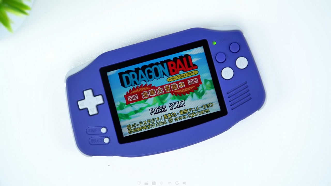 Ten wypasiony „GameBoy” odpala gry z PSP, PS1 i wiele więcej. To wydajny i atrakcyjny sprzęt dla miłośników retro, źródło grafiki: Anbernic.