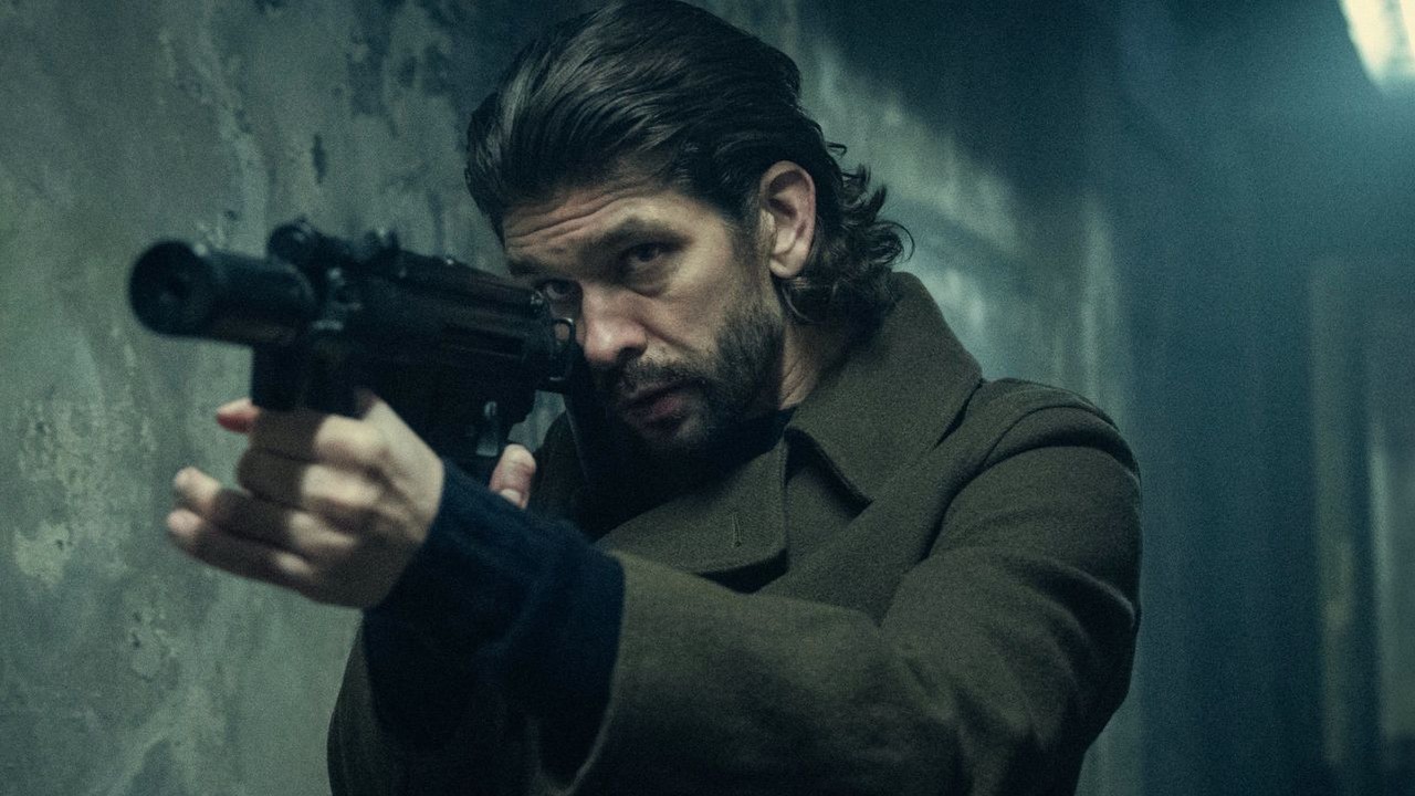 Nr 1 w ponad 50 krajach - świąteczny thriller szpiegowski Netflixa podbija listy przebojów streamingu i triumfuje z 98% na Rotten Tomatoes, źródło grafiki: Black Doves, Joe Barton, Netflix, 2024.