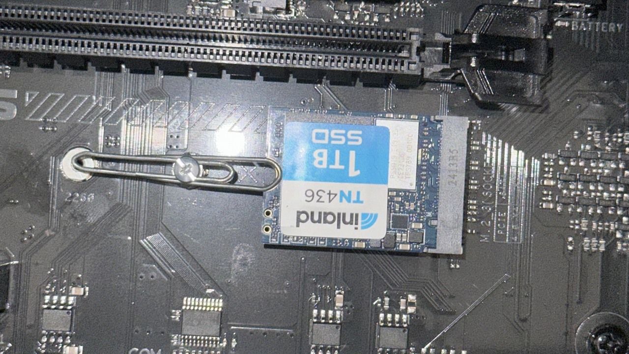 Gracz chce tylko na krótko przenieść 900 GB danych, ale dysk SSD nie pasuje, poratował go przedmiot, który wszyscy mamy w domu, źródło grafiki: BigDeal716_Flipz | Reddit.