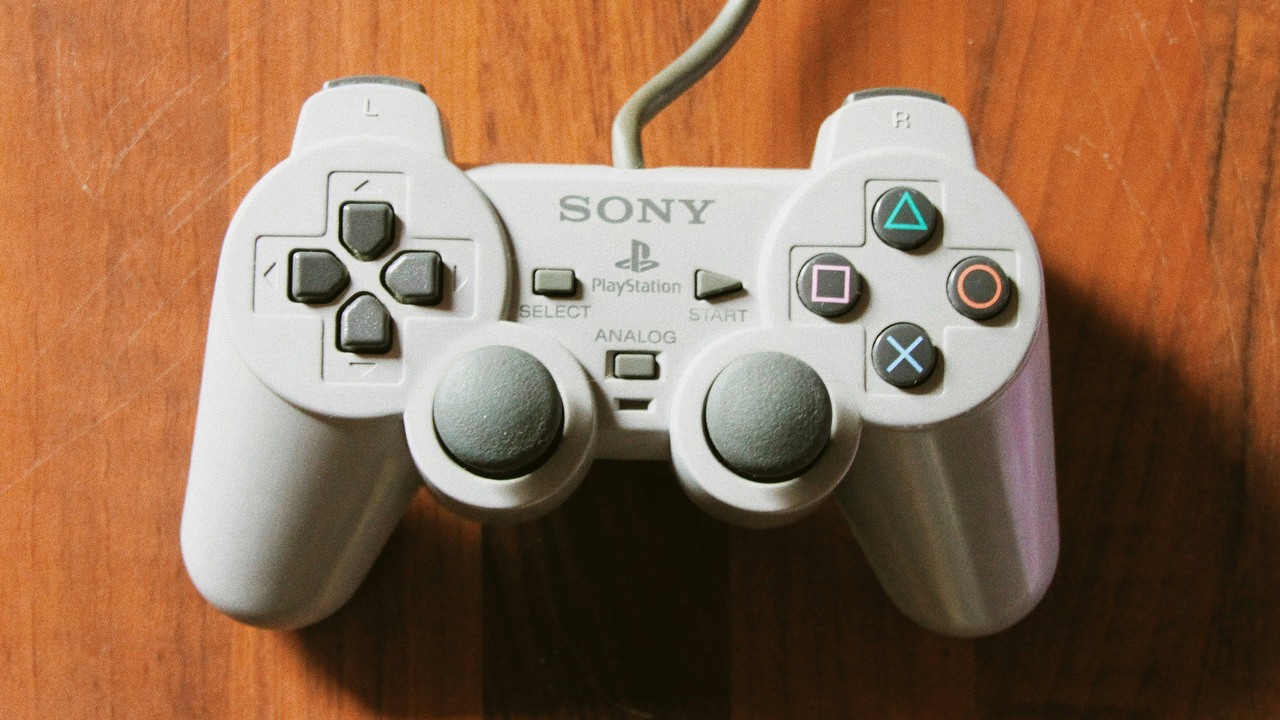 Prawdziwe znaczenie kółka, krzyżyka, kwadratu i trójkąta na kontrolerze PlayStation. Być może zawsze błędnie je interpretowałeś, źródło grafiki: Cartist | Unsplash.