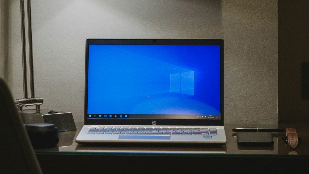 Zainstalowałeś Windows 11 na starym komputerze? Microsoft doda nieprzyjemne powiadomienie na pulpicie, którego nie usuniesz, źródło grafiki: Unsplash | Arnav Singhal.