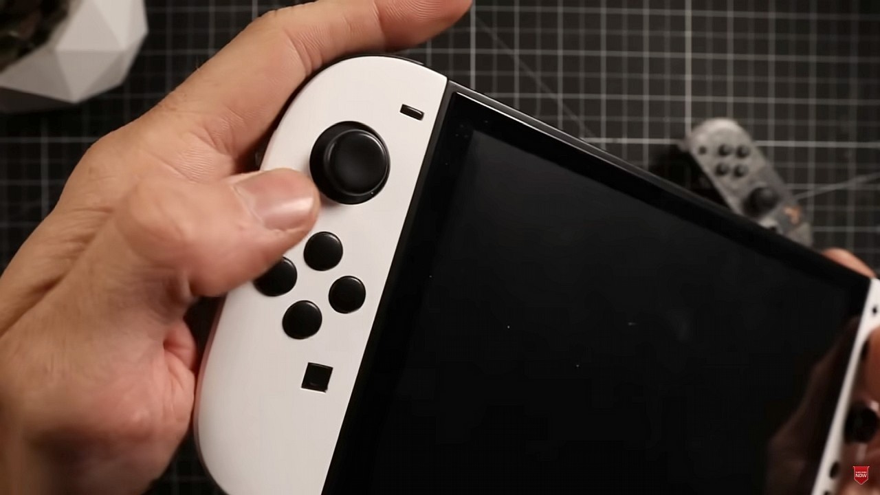 Youtuber trzyma w rękach Nintendo Switch 2 - twierdzi, że to replika od producenta akcesoriów, źródło grafiki: SwitchUp.