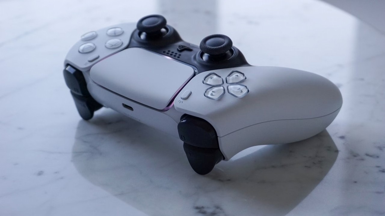 YouTuber niszczy wieloletni mit PS5 - kupuje zużyte chipy konsoli i gra na nich w gry PS3, źródło grafiki: Anthony Choren; Unsplash.com; 2023.