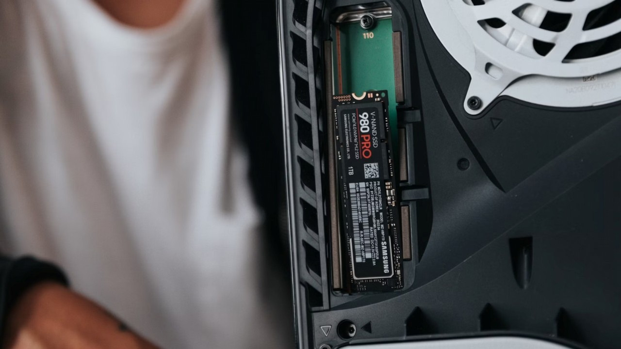 Gracz kupił używane PS5, ale sprzedawca zapomniał wyjąć dysk SSD o pojemności 4 TB, źródło grafiki: Samsung Memory; Unsplash.com; 2022.