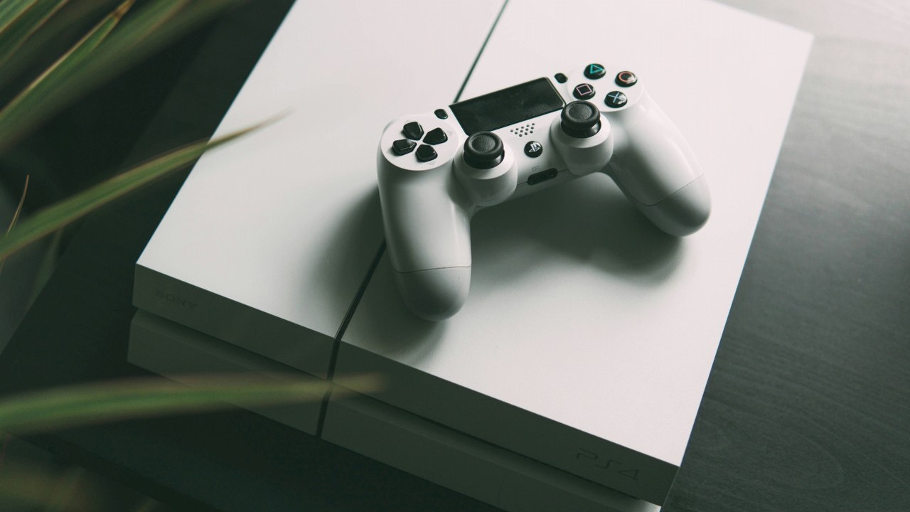 Szczęśliwiec kupuje PS4 za niecałe 20 złotych w lombardzie, podłącza je w domu i ma teraz swoje pierwsze PlayStation, źródło grafiki: Nikita Kachanovsky, Unsplash.