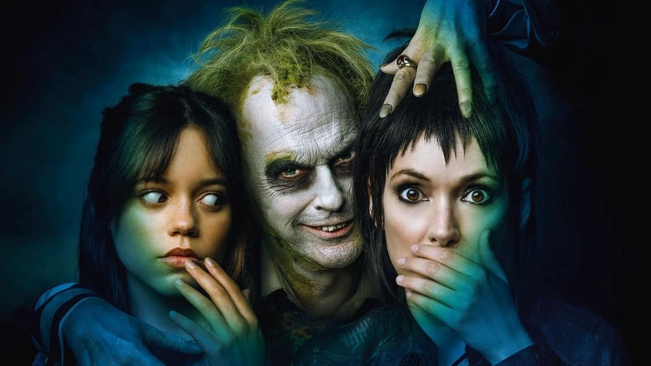 Nr 1 w 40 krajach - kontynuacja kultowej komedii fantasy jeszcze niedawno triumfowała w kinach, teraz horror z Michaelem Keatonem podbija listy przebojów streamingu, źródło grafiki: Beetlejuice Beetlejuice, Tim Burton, Warner Bros., 2024.