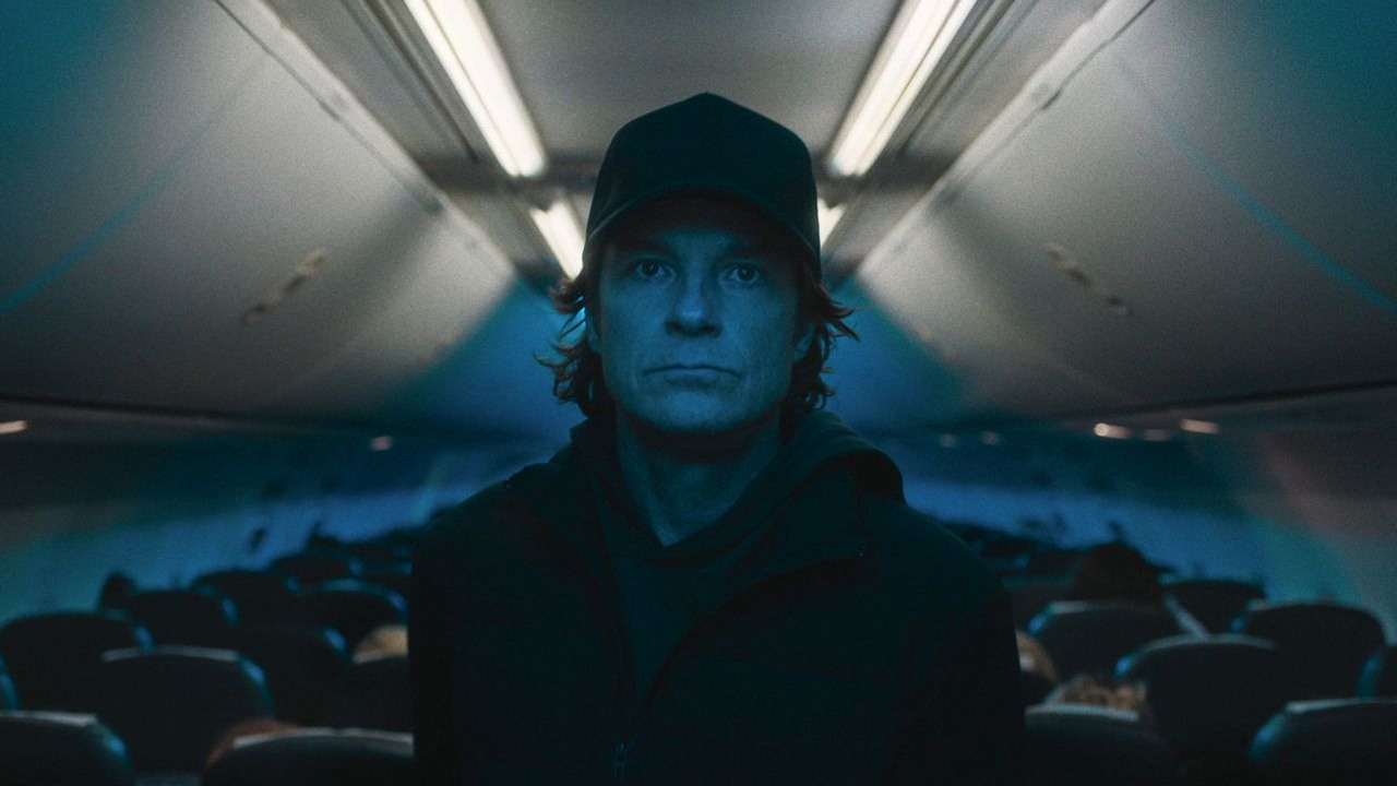 Nr 1 w prawie 90 krajach -  porównywany do Szklanej pułapki świąteczny thriller z Jasonem Batemanem jest hitem Netflixa i podbija listy przebojów streamingu, źródło grafiki: Kontrola bezpieczeństwa, Jaume Collet-Serra, Netflix, 2024.