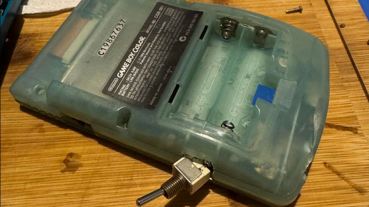 Gracz kupił używanego Game Boya z tajemniczym przełącznikiem z boku - i okazuje się on całkiem przydatny, źródło grafiki: Reddit - r/Gameboy | u/marti-kush.