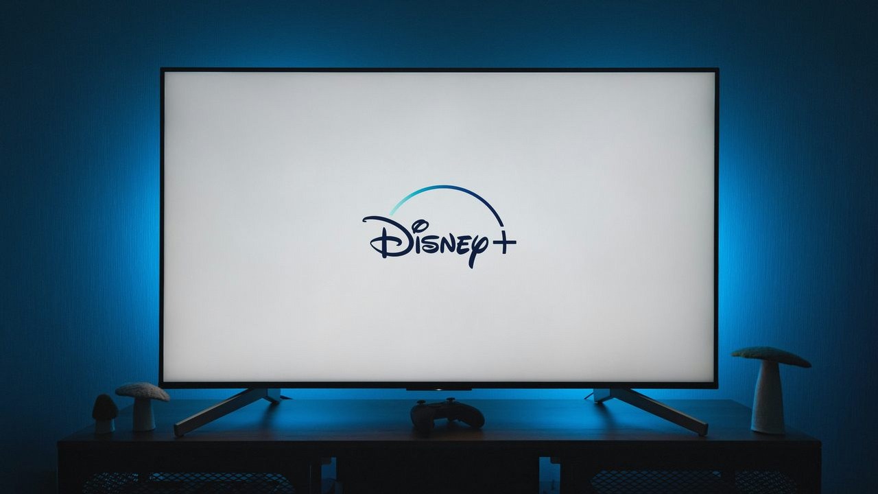 Walka Disney Plus ze współdzieleniem kont dotarła do Polski. Użytkownicy serwisu dostają prośby o weryfikację urządzeń, źródło grafiki: Unsplash.com / Thibault Penin / 2022.