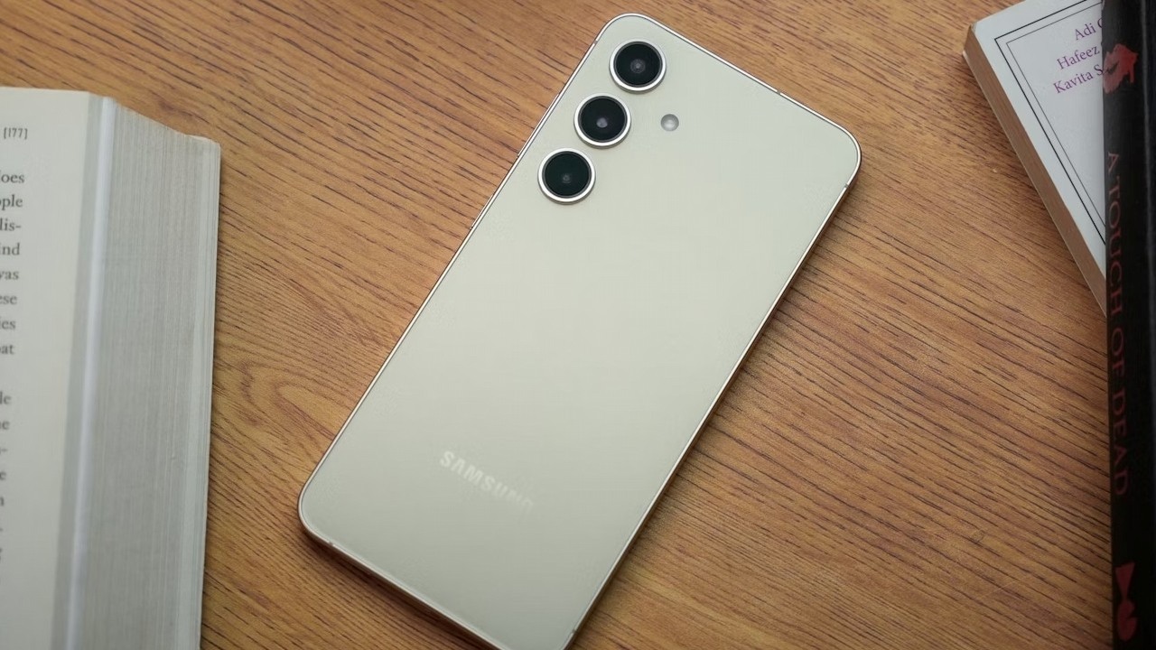 Samsung Galaxy S25 może nie posiadać funkcji ładowania magnetycznego, źródło grafiki: Dhruv vishwakarma; Unsplash.com; 2024.