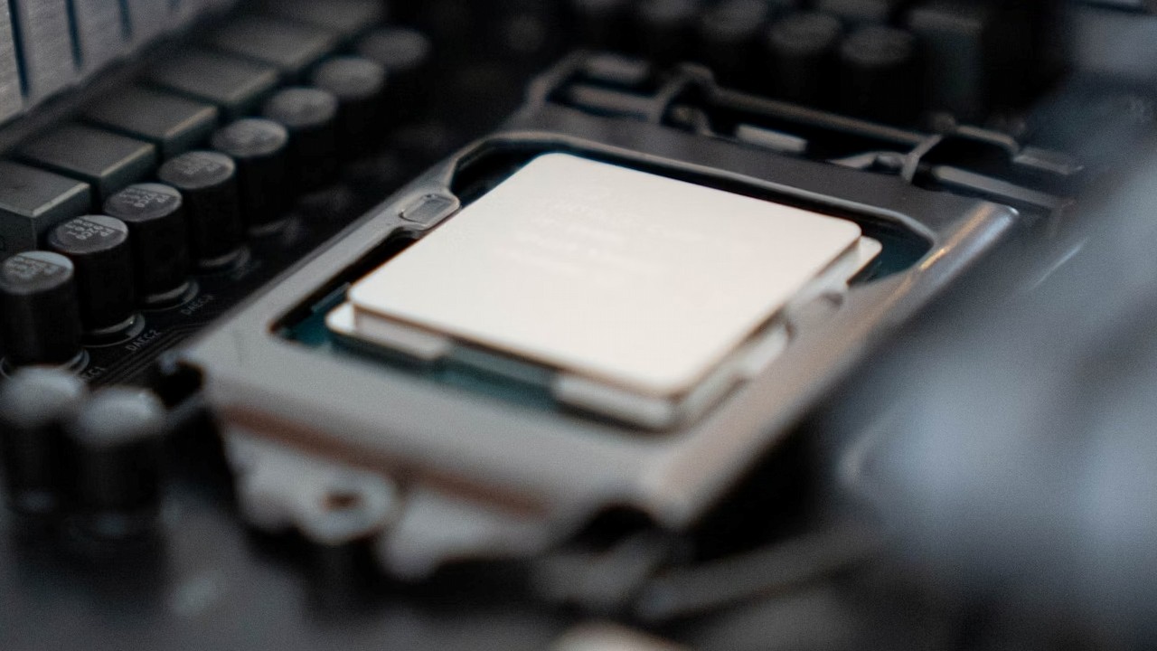 Lepsza wydajność Intel Arrow Lake dzięki aktualizacji Windowsa 11 i BIOS-u. Gracze muszą jeszcze poczekać, źródło grafiki: Luan Gjokaj; Unsplash.com; 2020.