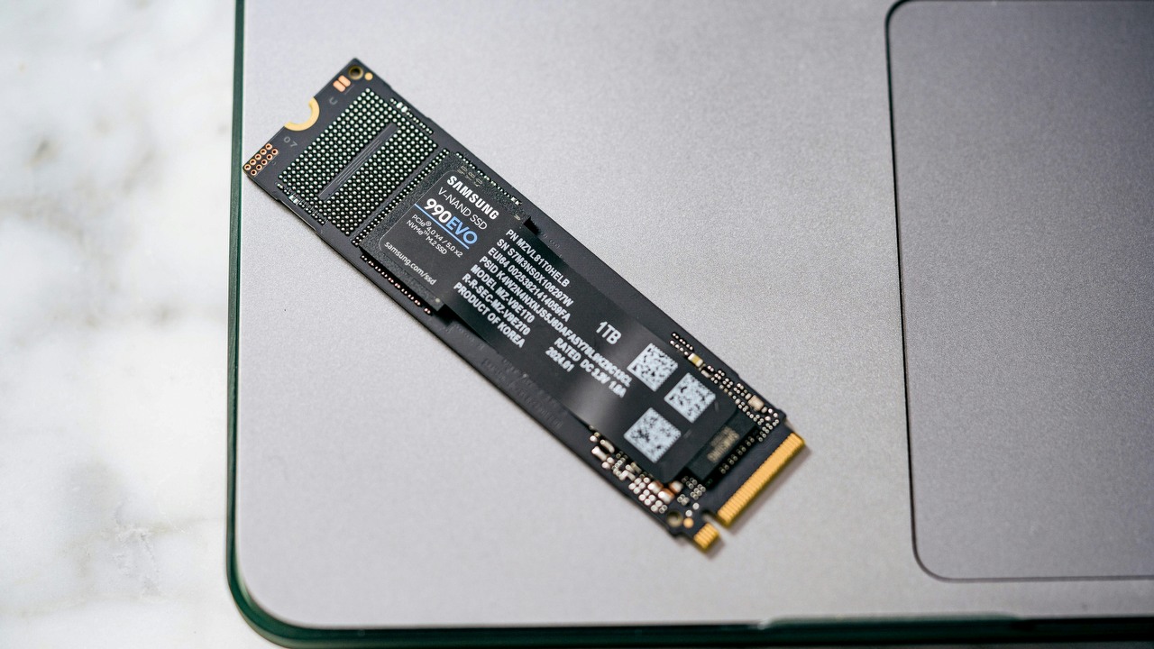 Czy dysk SSD 1 TB wystarczy do grania w 2025 roku? Odpowiedź nie jest jednoznaczna, źródło grafiki: Samsung Memory | Unsplash.