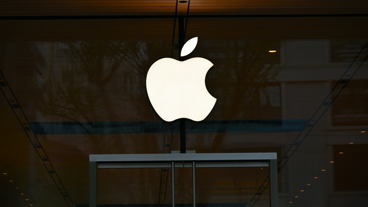 Apple i Nvidia pracują razem; giganci połączyli siły w rozwoju AI, źródło grafiki: Unsplash | Amin Zabardast..