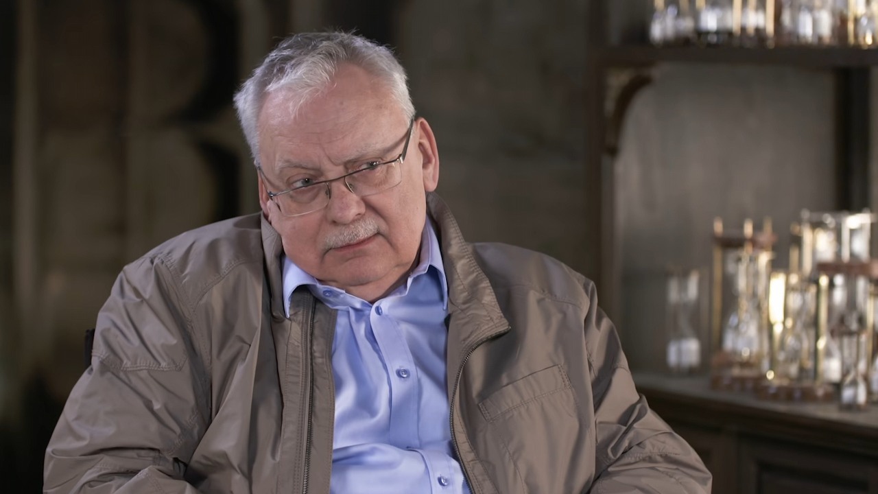 Zero zaskoczenia, Andrzej Sapkowski „nie wtrąca się” do Wiedźmina 4. CD Projekt Red ma z nim jednak „świetne relacje”, źródło grafiki: YouTube, Netflix Polska..