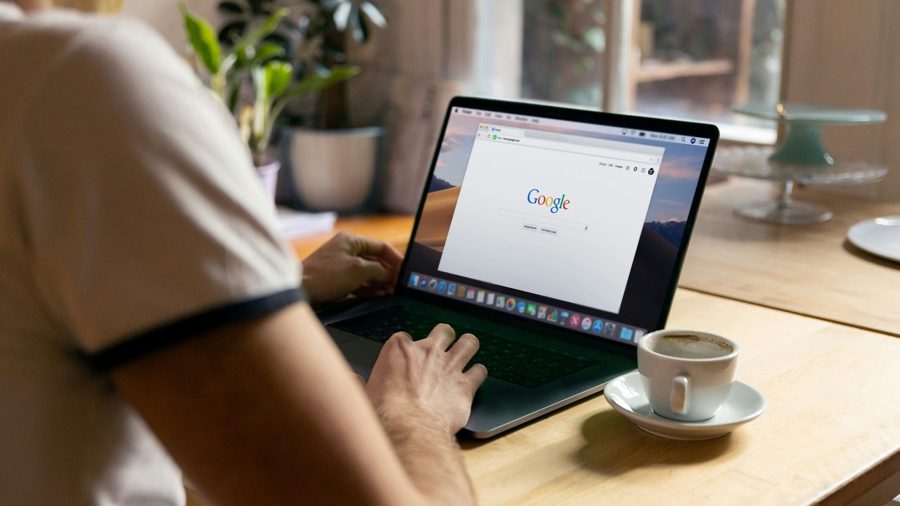 Google Chrome doczekał się ważnej funkcji. Przeglądarka wykryje potencjalne oszustwo, źródło grafiki: Firmbee.com | Unsplash.