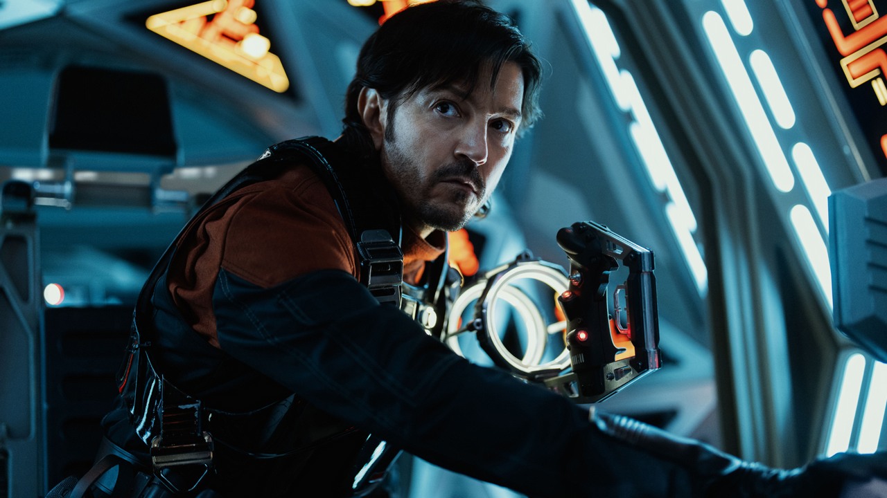 Andor to najdroższy projekt Star Wars w historii. Na sam 2. sezon wydano niemal tyle, co na jedne z najkosztowniejszych filmów z uniwersum, źródło grafiki: Andor, Tony Gilroy, Disney+, 2022.