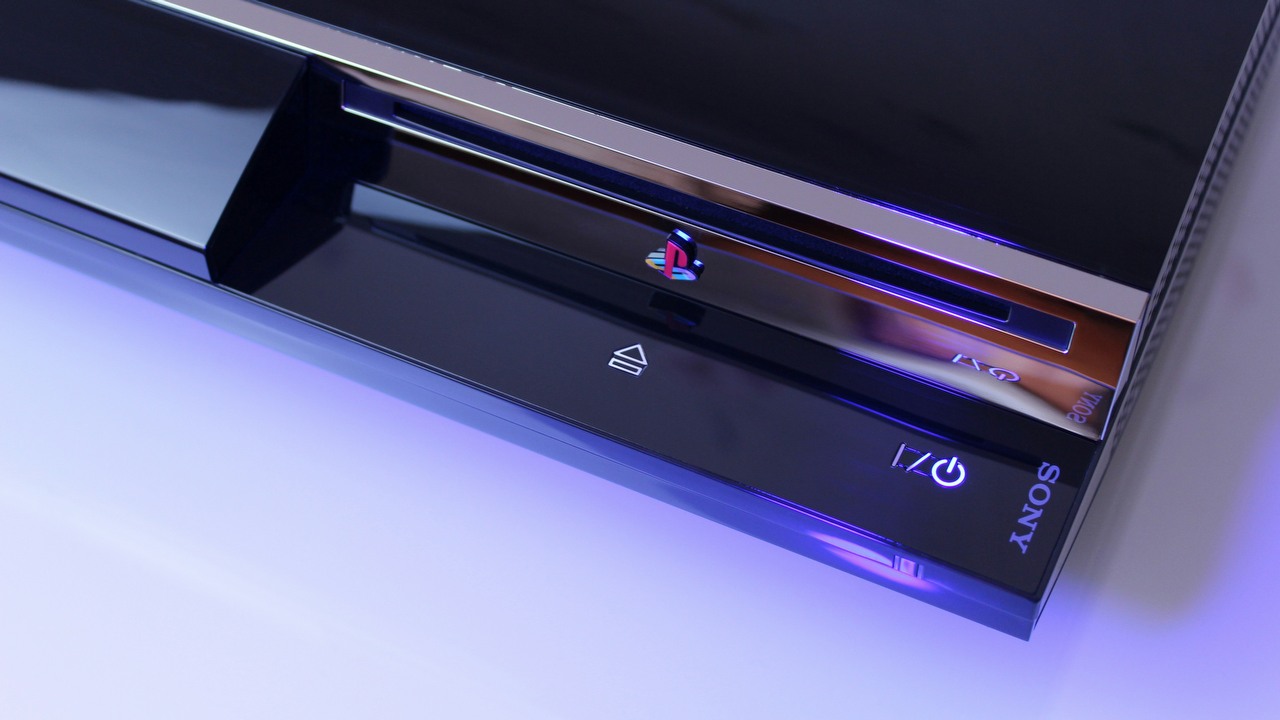 Gracz wyławia model startowy PS3 ze stawu podczas łowienia na magnes, źródło grafiki: Nikita Kostrykin | Unsplash.