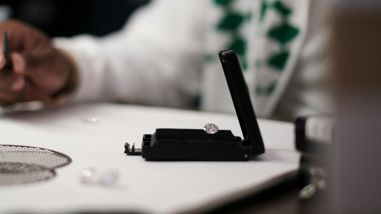 Nadchodzi rewolucja w bateriach? Diamentowy akumulator ma działać nieprzerwanie przez ponad 5000 lat, źródło grafiki: Unsplash | Dillon Wanner.