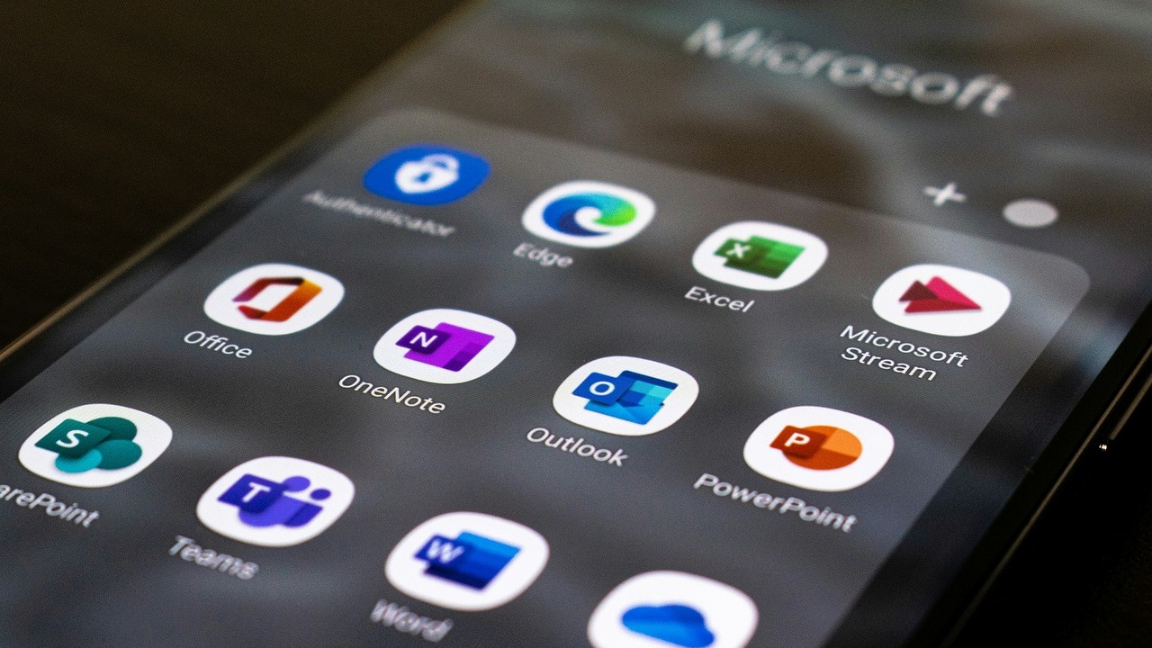 Microsoft dodaje Copilota do usługi 365 i każe za niego dopłacić, źródło grafiki: Unsplash | Ed Hardie..