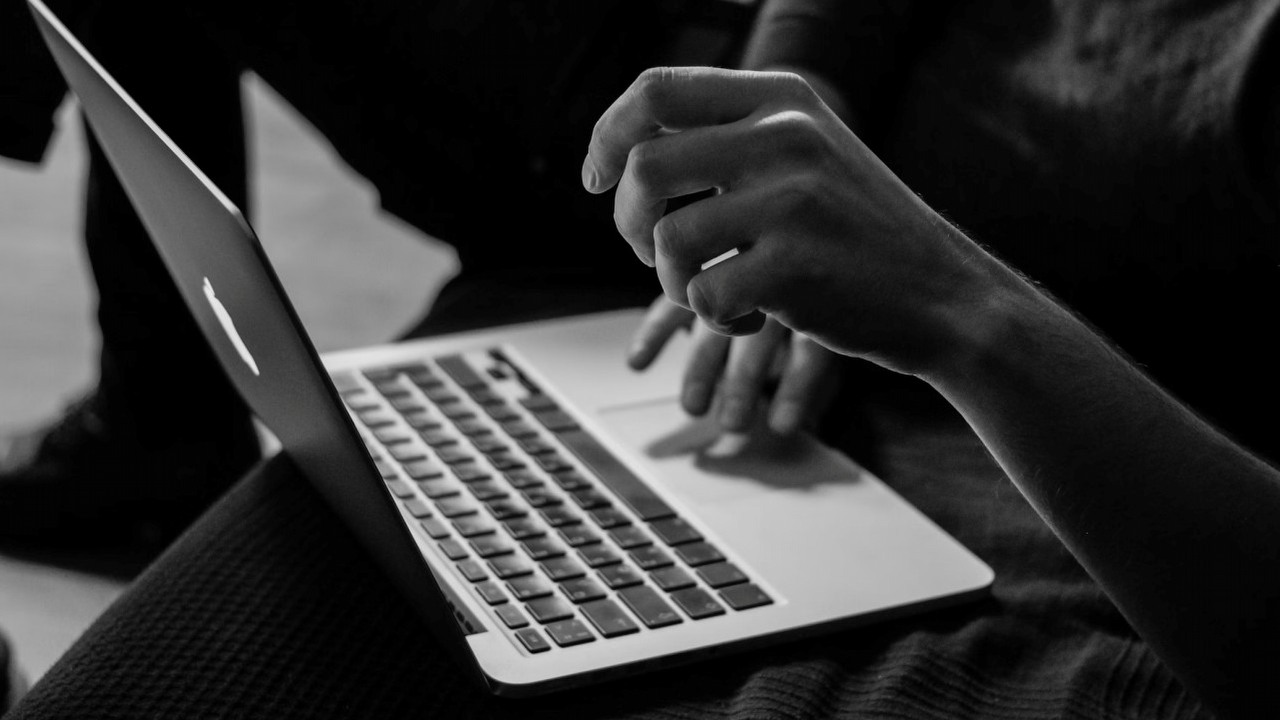 Jego nowy MacBook zostaje skradziony, a 9 miesięcy później otrzymuje mail od złodziei, którzy chcą jego hasła, źródło grafiki: Sergey Zolkin; Unsplash.com; 2017.