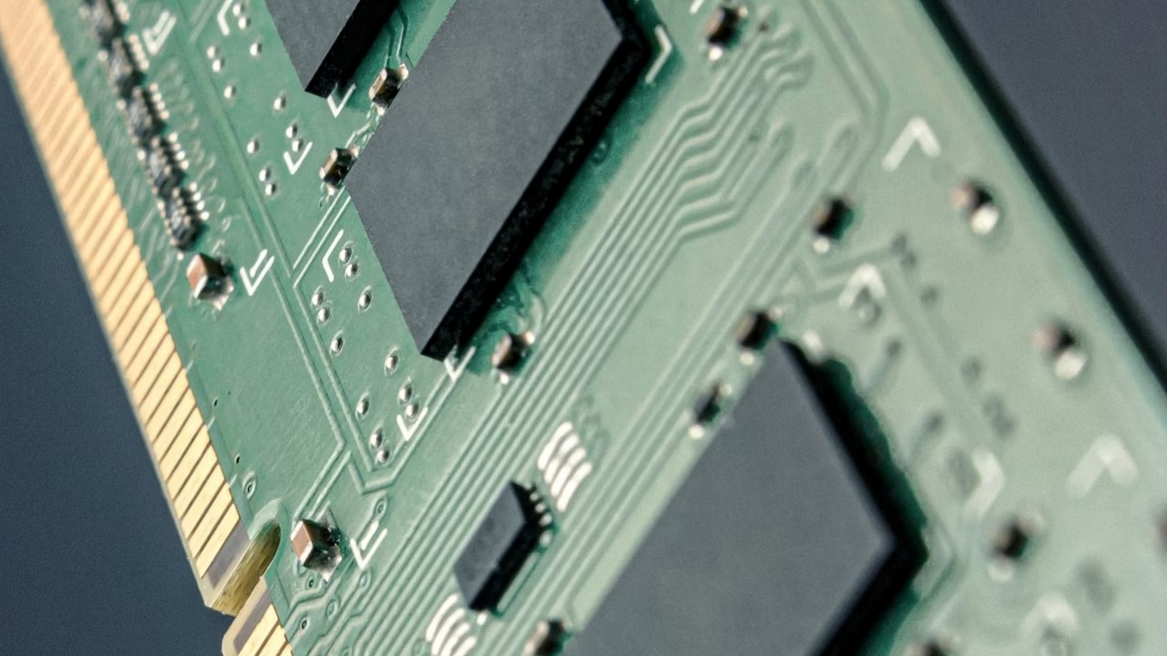 Pamięć RAM stanieje na początku 2025 roku. Ceny DDR4 spadną nawet o 15 procent, źródło grafiki: Ian Talmacs; Unsplash.com; 2022.