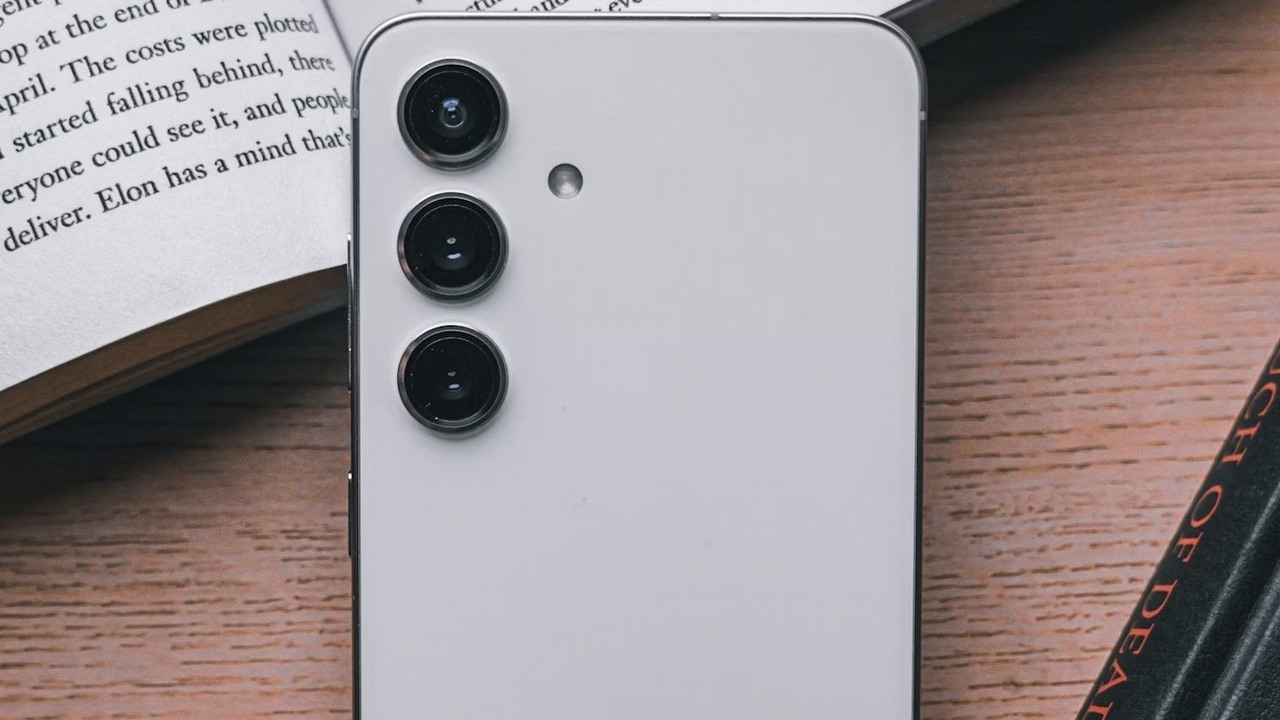 Samsung Galaxy S25 z 12 GB pamięci RAM wyciekł w benchmarku; to największa zmiana od czasu Galaxy S20, źródło grafiki: Dhruv vishwakarma; Unsplash.com; 2024.