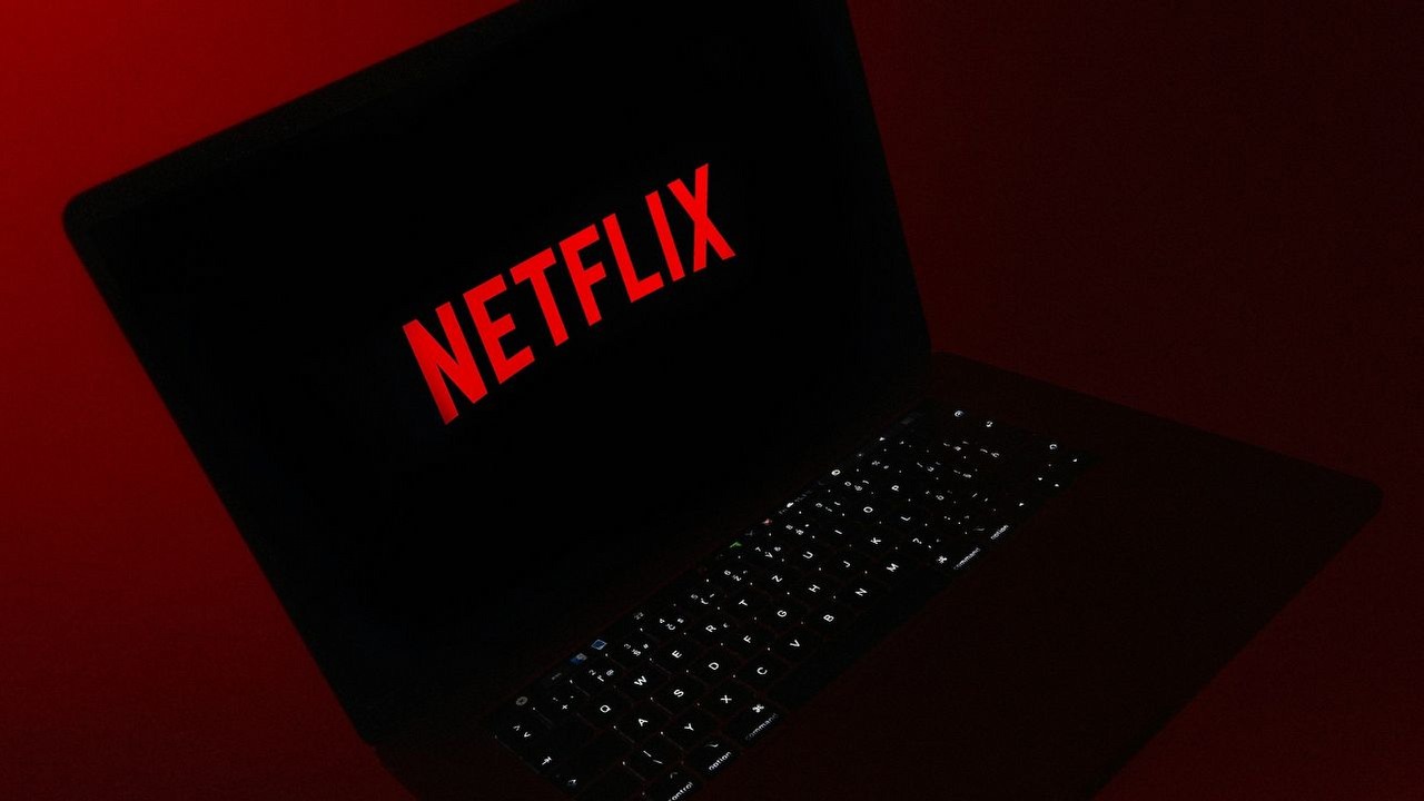 Netflix kasuje na potęgę. W 2024 roku gigant anulował najwięcej seriali spośród wszystkich platform streamingowych, źródło grafiki: Unsplash.com / Juraj Gabriel / 2020.