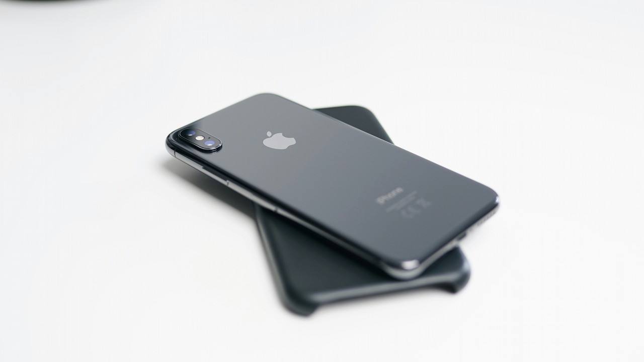Samsung i Apple mogą wkrótce wyposażyć swoje urządzenia w baterie krzemowo-węglowe, źródło grafiki: Nikolay | Unsplash.