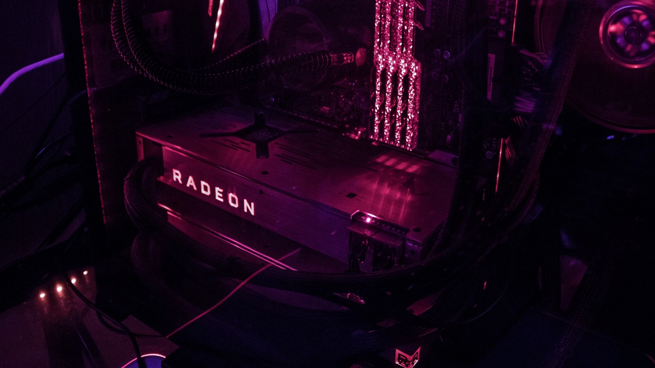 AMD Radeon RX 9070 XT i RX 9070 pokazane. Karty zaoferują wsparcie dla FSR4, źródło grafiki: Unsplash | Zii Miller.