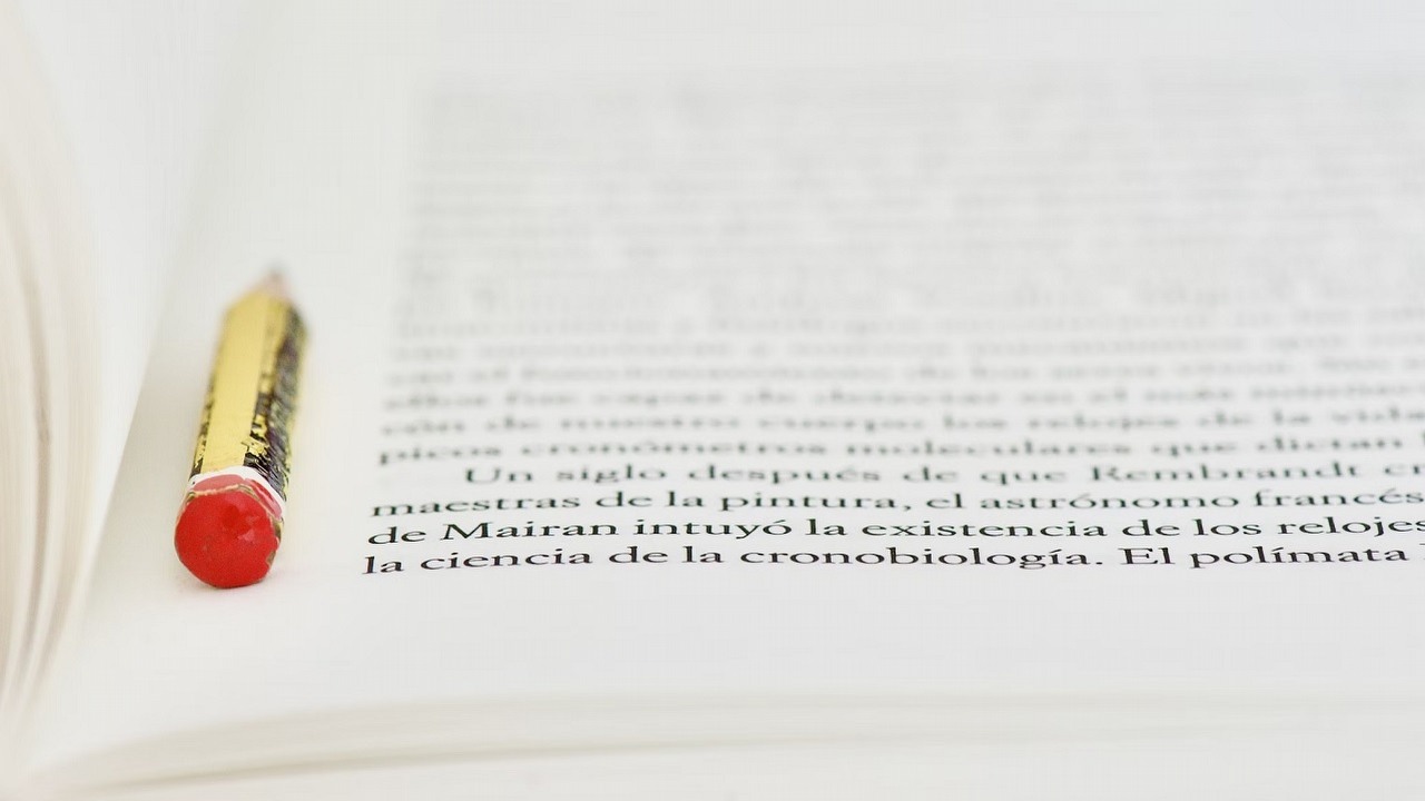 Word i justowanie tekstu. Opisujemy krok po kroku, jak wyjustować tekst w Wordzie, źródło grafiki: Elisa Calvet B. / Unsplash.