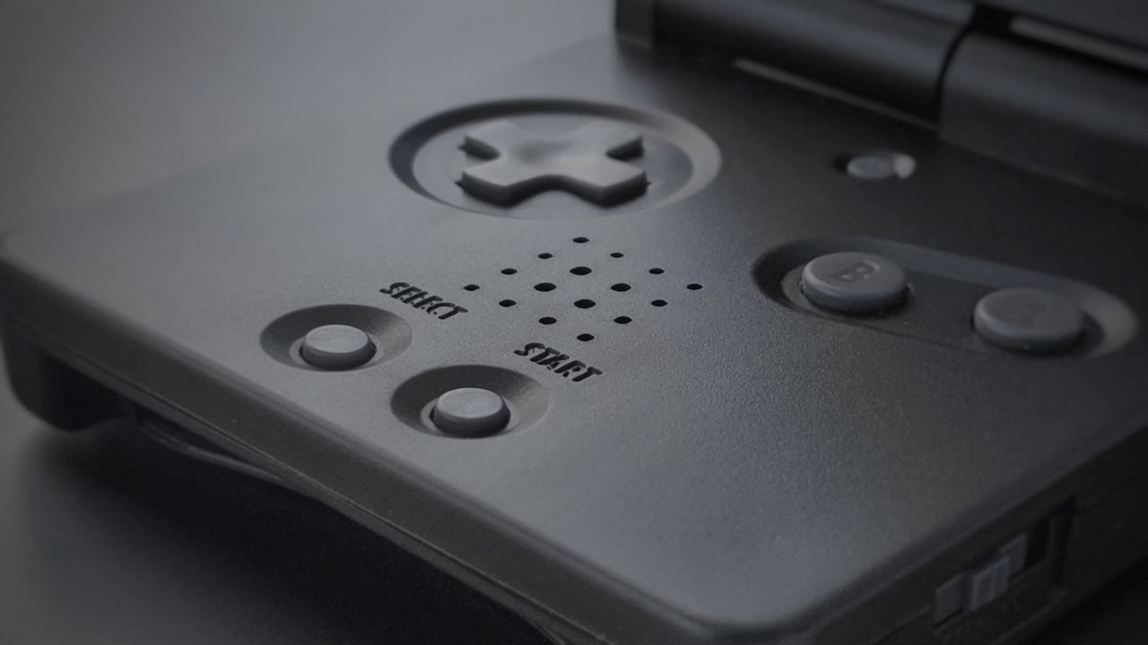 Znalazł Game Boya Advance zakopanego w ogródku. Niestety konsolę spotkał smutny los, źródło grafiki: Spencer; Unsplash.com; 2022.