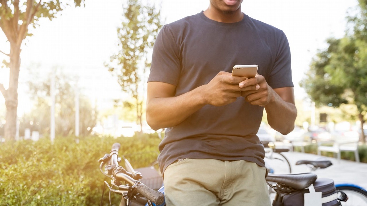 Android - jak sprawdzić czas przed ekranem? Podpowiadamy, źródło grafiki: LinkedIn Sales Solutions Unsplash.