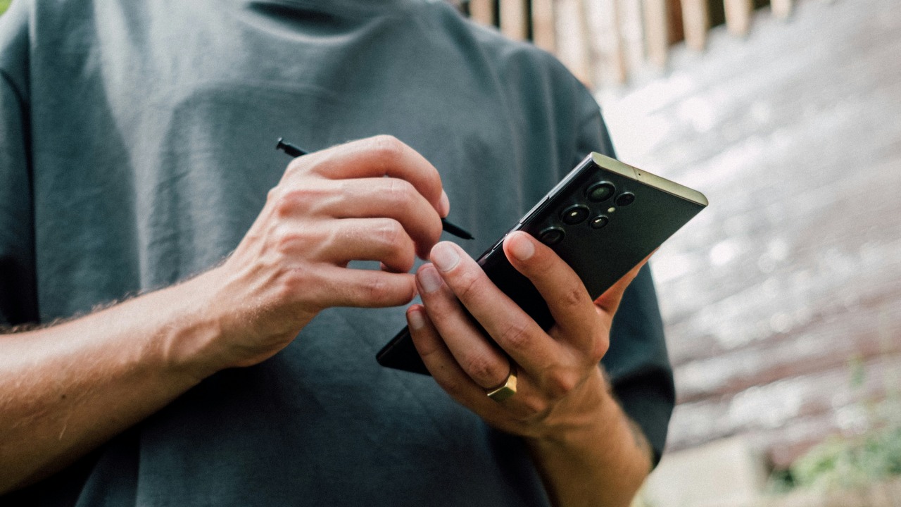 Samsung Galaxy S25 Ultra - S-Pen ma stracić łączność Bluetooth i co za tym idzie kilka ważnych funkcji, źródło grafiki: Jonas Leupe | Unsplash.