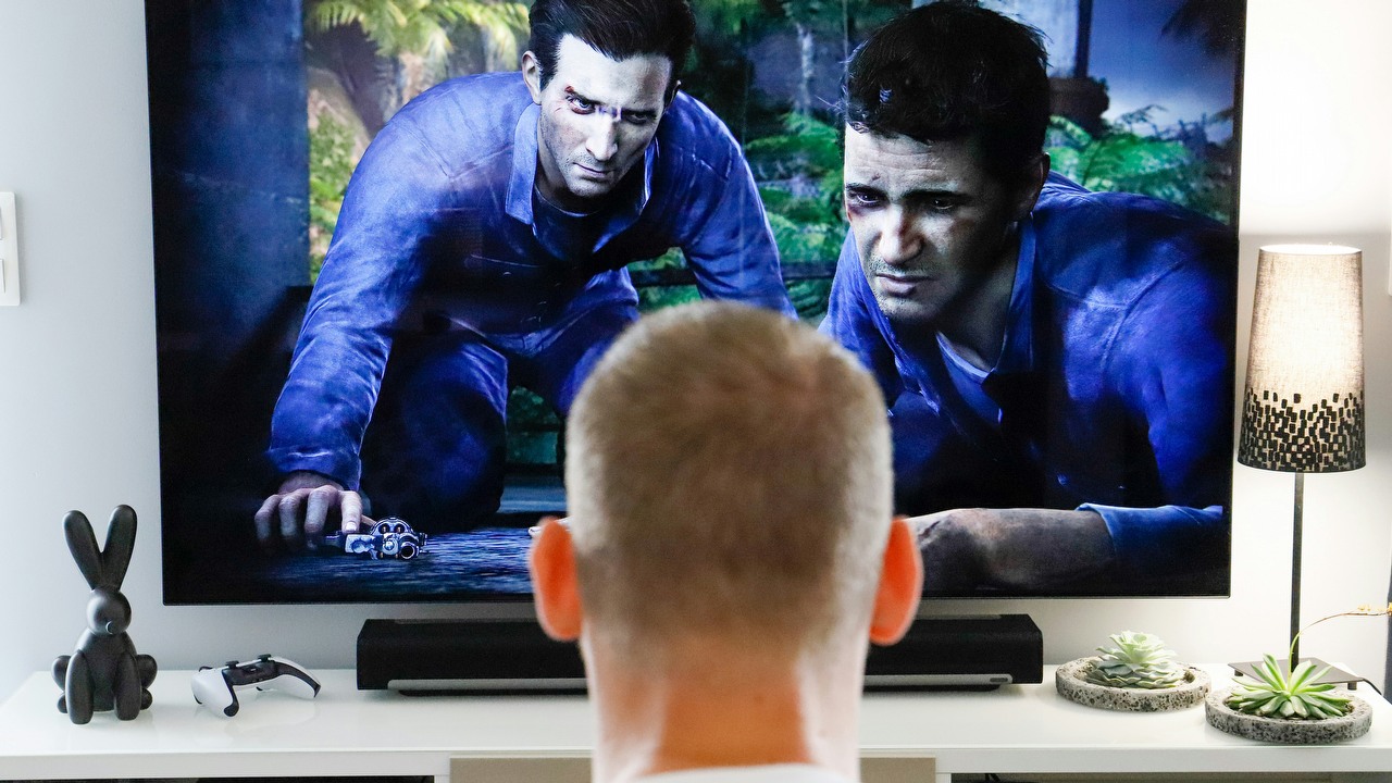 „Jaki jest sens błyszczących telewizorów?": Fani filmów zirytowani odblaskowym wyświetlaczem, ale rozwiązanie jest proste, źródło grafiki: Matoo Studio | Unsplash.